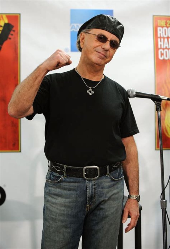 
Dion Yorkie Height, Weight, Net Worth, Age, Birthday, Wikipedia, Who, Nationality, Biography 