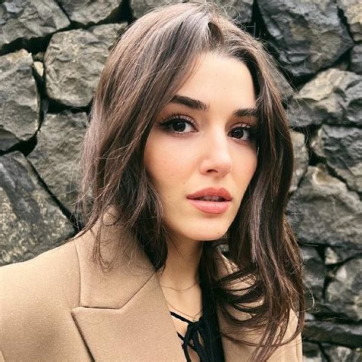 Hande Erçel’s Beauty Routine: From Glossy Skin to Makeup Looks
