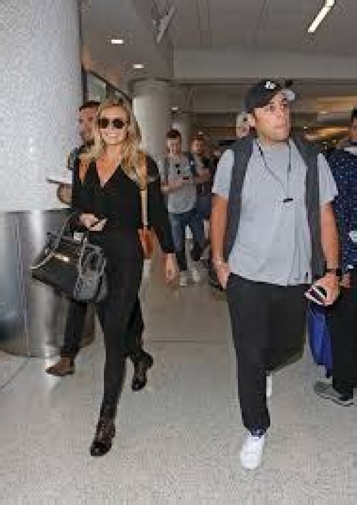 Samantha Hoopes Dating, Boyfriend, Dating History