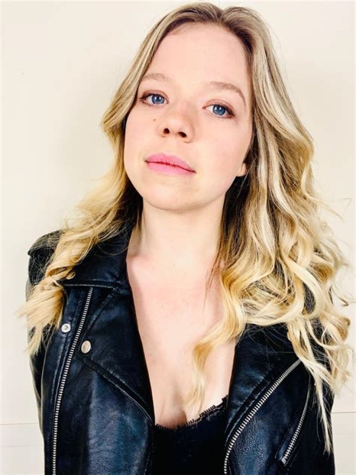 Vivien Endicott Douglas Height, Weight, Net Worth, Age, Birthday, Wikipedia, Who, Instagram, Biography